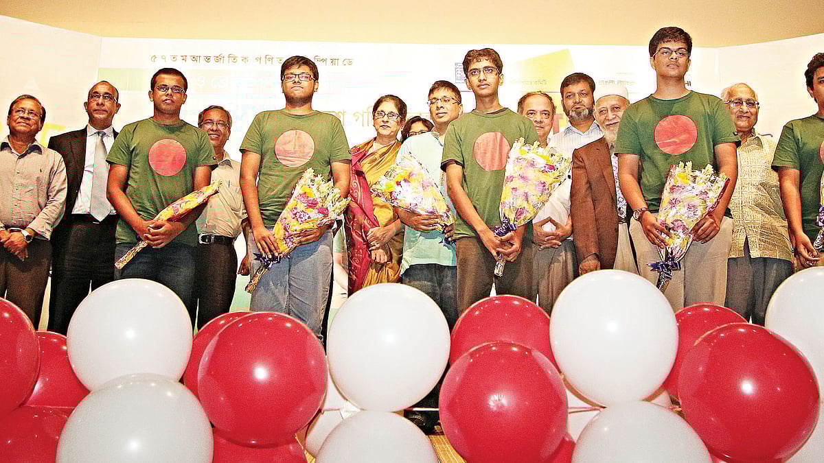 হংকংয়ে অনুষ্ঠিত ৫৭তম আন্তর্জাতিক গণিত অলিম্পিয়াডে রৌপ্য ও ব্রোঞ্জ পদক বিজয়ী বাংলাদেশ গণিত দলকে সংবর্ধনা দেয় বাংলাদেশ গণিত অলিম্পিয়াড কমিটি। ছবিটি গতকাল বিকেলে টিসিবি ভবনের মিলনায়তন থেকে তোলা l প্রথম আলো