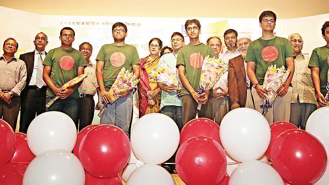 হংকংয়ে অনুষ্ঠিত ৫৭তম আন্তর্জাতিক গণিত অলিম্পিয়াডে রৌপ্য ও ব্রোঞ্জ পদক বিজয়ী বাংলাদেশ গণিত দলকে সংবর্ধনা দেয় বাংলাদেশ গণিত অলিম্পিয়াড কমিটি। ছবিটি গতকাল বিকেলে টিসিবি ভবনের মিলনায়তন থেকে তোলা l প্রথম আলো