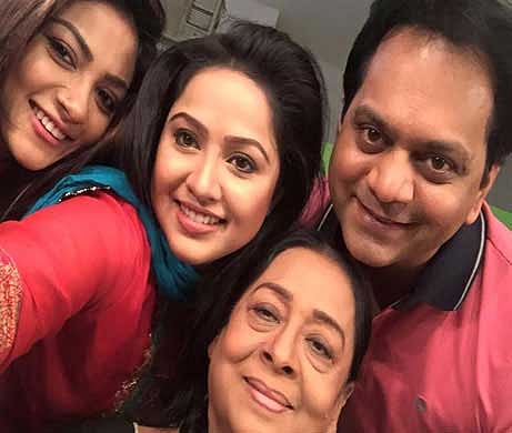 ‘একটি বাবুই পাখির বাসা’ নাটকের অভিনয় শিল্পীরা