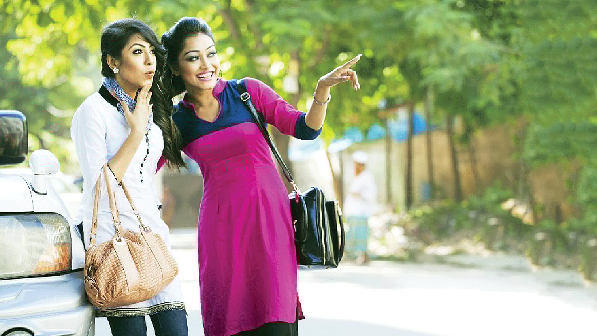 বিভিন্ন ব্যাগের যত্নের ধরনটাও আলাদা। ছবি: নকশা