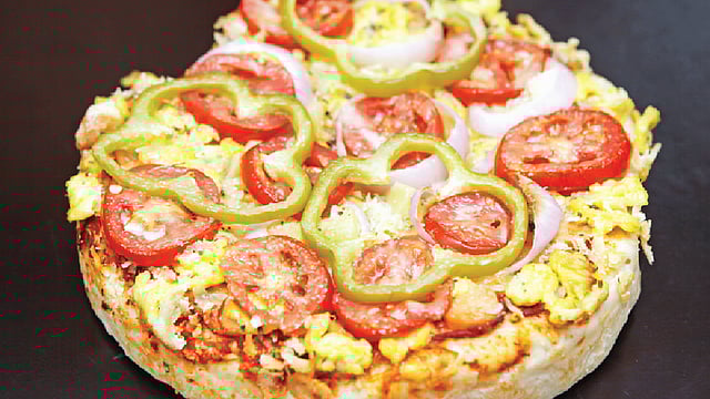 চিজি এগ পিৎজা