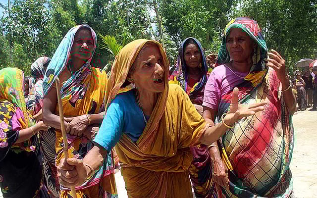 নুর বানু বেওয়ার স্বামী নেই। পানি পেরিয়ে লাঠি হাতে কষ্ট করে এসেছেন ত্রাণের জন্য। ত্রাণের স্লিপ তাঁকে কেউ দেয়নি। তাই ক্ষুব্ধ হয়ে আহাজারি করে বিলাপ করছেন। ছবিটি আজ বুধবার কুড়িগ্রামের রৌমারী উপজেলার বলদমারী এলাকা থেকে তোলা। ছবি: মঈনুল ইসলাম