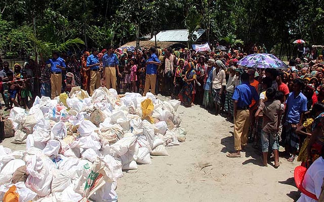২০০ পরিবারকে দেওয়ার জন্য রাখা ত্রাণসামগ্রী পাহারা দিচ্ছে পুলিশ। ছবি আজ বুধবার কুড়িগ্রামের রৌমারী উপজেলার বলদমারী এলাকা থেকে তোলা। ছবি: মঈনুল ইসলাম