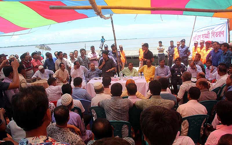 কুড়িগ্রামের রৌমারী উপজেলার বন্দব ইউনিয়নের বলদমারী গ্রামের ব্রহ্মপুত্র নদের পাড়ে শামিয়ানা টাঙিয়ে আজ বুধবার ২০০ পরিবারের মধ্যে ত্রাণ বিতরণের আগে বক্তব্য দিচ্ছেন দুর্যোগ ও ত্রাণমন্ত্রী মোফাজ্জল হোসেন চৌধুরী মায়া। ছবি: মঈনুল ইসলাম