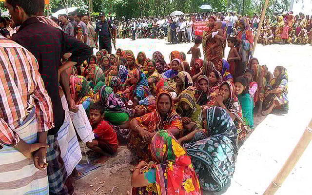দুর্গত মানুষ হাজারের বেশি। ত্রাণ দেওয়া হবে ২০০ জনকে। তাঁদের আলাদা বসিয়ে রাখা হয়েছে। ছবিটি আজ বুধবার কুড়িগ্রামের রৌমারী উপজেলার বলদমারী এলাকা থেকে তোলা। ছবি: মঈনুল ইসলাম
