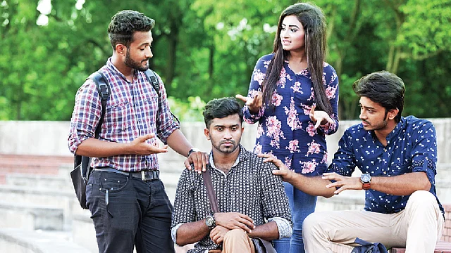 বন্ধুর আচরণ হঠাৎ করে পাল্টে গেলে অন্য বন্ধুদের এগিয়ে আসতে হবে। মডেল: সাজিদ, শাকিল, রূপা ও রাজন। ছবি: কবির হোসেন