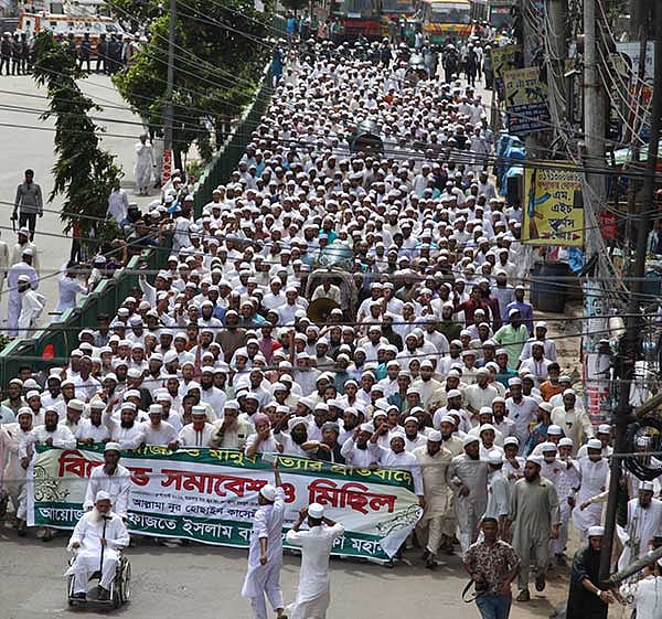 রাজধানীতে আজ জুমার নামাজের পর বায়তুল মোকাররম মসজিদের উত্তর ফটক থেকে সন্ত্রাসবিরোধী বিক্ষোভ মিছিল বের করে হেফাজতে ইসলাম। ছবি: মনিরুল আলম