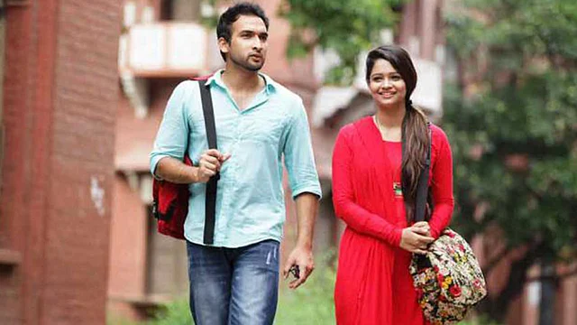 বন্ধুর কাঁধ পাষাণের ভার বইতে পারে। বন্ধুর হাত হতে পারে নিরাশ্রয়ের আশ্রয়। ছবিটি প্রতীকী।