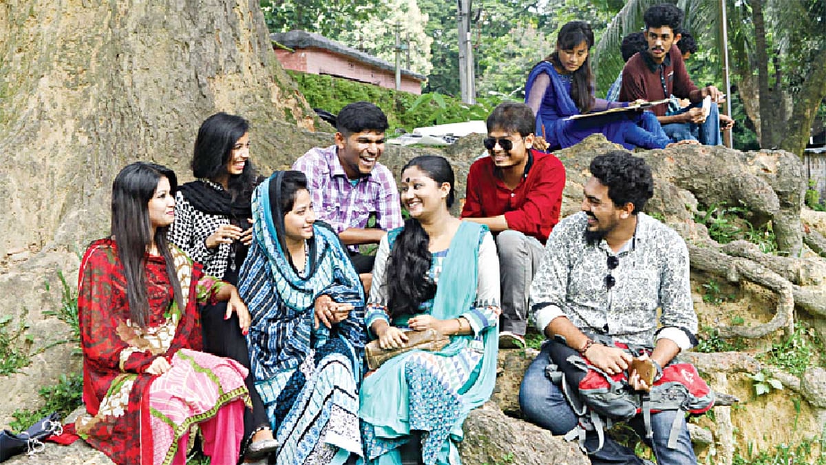 আজ দিনটি শুধুই বন্ধুর জন্য। আড্ডা-আনন্দে কাটবে সারা বেলা l ছবি : সৌরভ দাশ