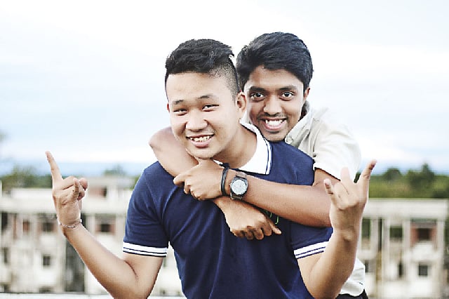 অসুস্থতার কারণে নাজমুলকে হাঁটাচলা করতে বারণ করেছিলেন চিকিৎ​সক। তখন বন্ধু সৌভিত তাঁকে কাঁধে করে ক্লাসে নিয়ে যেতেন। এখন নাজমুল সুস্থ আছেন। স্বপ্ন নিয়ের জন্য ছবি তুলতে গিয়ে মজা করেই আবারও তিনি বন্ধুর কাঁধে চড়লেন। এই না হলে বন্ধুত্ব!