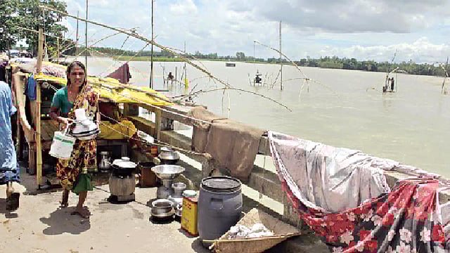 আশ্রয় মিলেছে সড়কের সেতুতে, তবুও সামলাতে হচ্ছে নিত্যদিনের কাজ