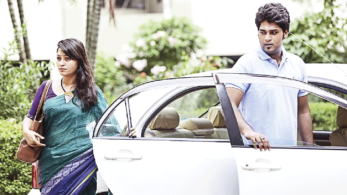 পরস্পরের সুখে–দুঃখে থাকলে প্রেমের বিয়ের ঝড়ঝাপটাও সামলােনা যায়। মডেল: ফাতিমা ও তুর্য, ছবি: কবির হোসেন