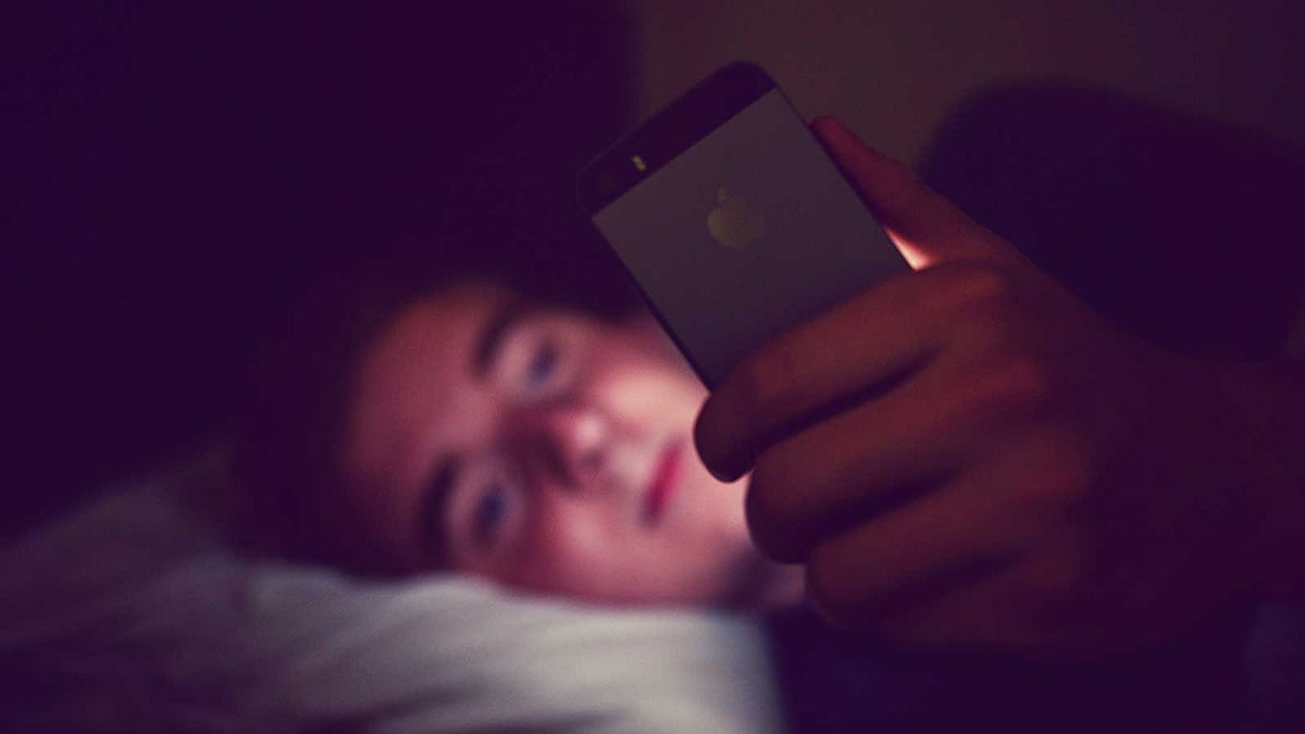 স্মার্টফোন থেকে দূরে থাকার জন্য ফিচার ফোন ব্যবহার শুরু করতে পারেন।