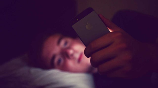 স্মার্টফোন থেকে দূরে থাকার জন্য ফিচার ফোন ব্যবহার শুরু করতে পারেন।