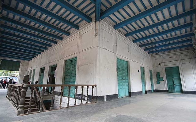 মূল ভবনের দ্বিতীয় তলার সামনের দিকের বারান্দায় একটি সিঁড়ি আছে। ছবি: আবদুস সালাম