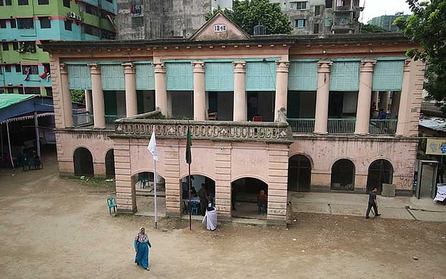 পুরান ঢাকার ঐতিহ্যবাহী পোগোজ ল্যাবরেটরি স্কুল অ্যান্ড কলেজের মূল ভবন। এই ভবনে এখন শুধু প্রশাসনিক কাজ হয়। ক্লাস হয় নতুন ভবনে। ছবি: আবদুস সালাম