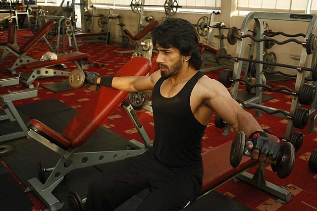 ফিট থাকতে প্রতিদিন ব্যায়াম করুন ও নিয়ম মেনে খাবার খান। ছবি: প্রথম আলো