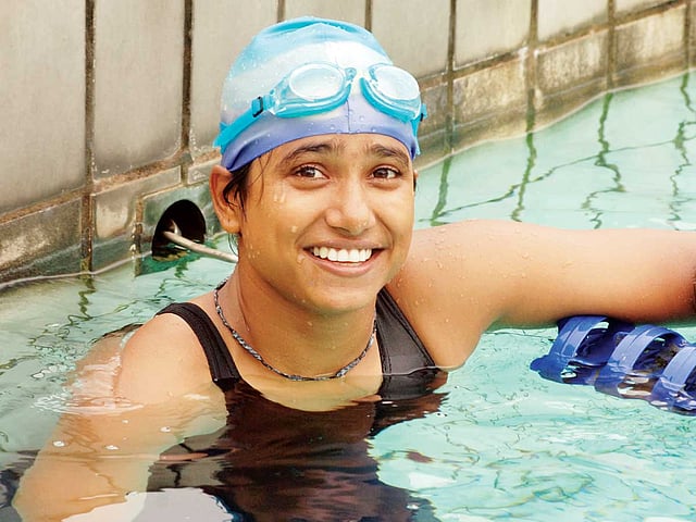 কৃতী সাঁতারু ডলি আক্তার। ছবি: প্রথম আলো