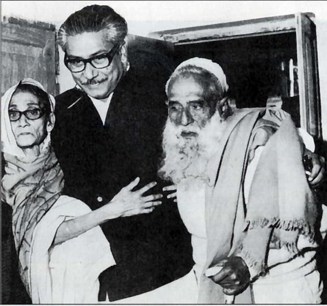 বাবা শেখ লুৎফর রহমান ও মা সায়েরা খাতুনের সঙ্গে