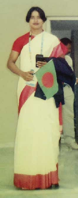 পরনে শাড়ি, হাতে দেশের পতাকা। বিশ্বমঞ্চে আমাদের ডলি