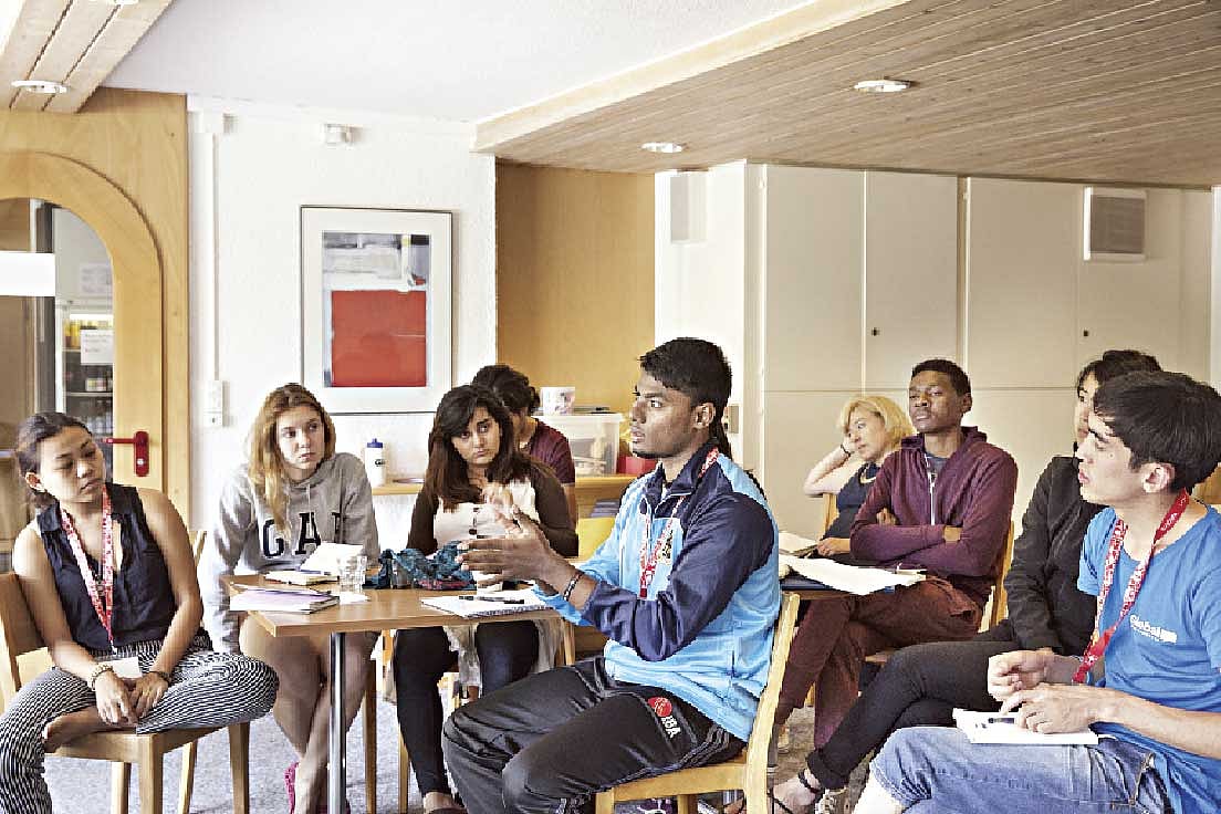 গ্লোবাল চেঞ্জ মেকারস ইয়ুথ সামিটে ভিনদেশি প্রতিনিধিদের সঙ্গে লেখক (ডানে)