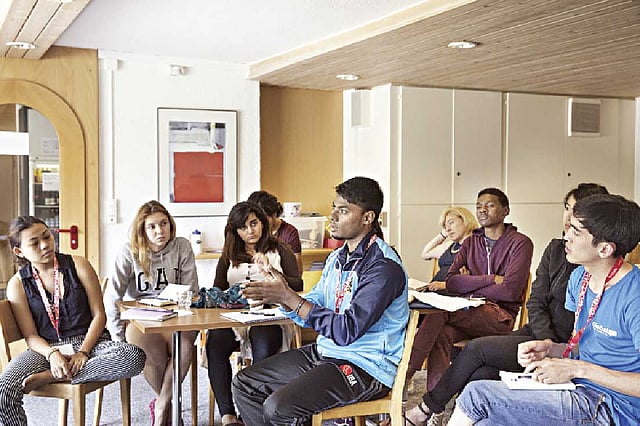 গ্লোবাল চেঞ্জ মেকারস ইয়ুথ সামিটে ভিনদেশি প্রতিনিধিদের সঙ্গে লেখক (ডানে)