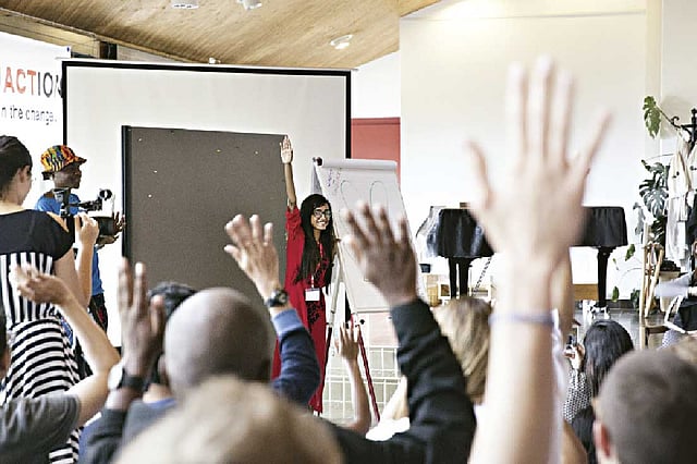 সম্মেলনে অংশ নেওয়া প্রতিনিধিদের সামনে বক্তব্য দিচ্ছেন আরেক বাংলাদেশি প্রিভা শমী