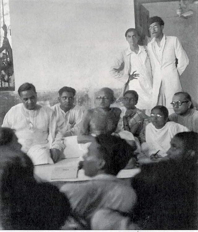 মহাত্মা গান্ধী ও হোসেন শহীদ সোহরাওয়ার্দীর সঙ্গে বঙ্গবন্ধু (দাঁড়ানো), ১৯৪৭