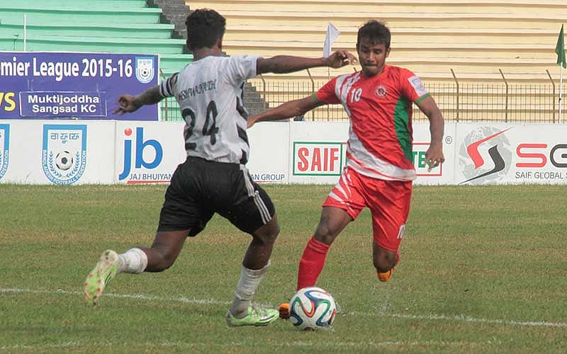 মুক্তিযোদ্ধাকে এগিয়ে নিয়েছিলেন তৌহিদুল আলম তৌহিদ (লাল জার্সি) ছবি: জগলুল পাশা