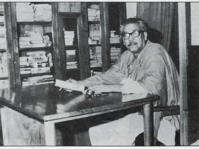 ব্যক্তিগত লাইব্রেরিতে বঙ্গবন্ধু শেখ মুজিবুর রহমান। ছবি: সংগৃহীত