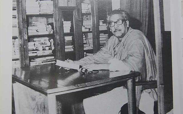 ১৯৭৫ সালের এই দিনে (১৫ আগস্ট) সপরিবারে ধানমন্ডি ৩২ নম্বরের বাড়িতে নির্মমভাবে নিহত হন বাংলাদেশের জাতির জনক বঙ্গবন্ধু শেখ মুজিবুর রহমান। নিজের ব্যক্তিগত লাইব্রেরিতে একান্তে বসে বঙ্গবন্ধু। ছবি: ‘জাতির জনক’ বই থেকে সংগৃহীত