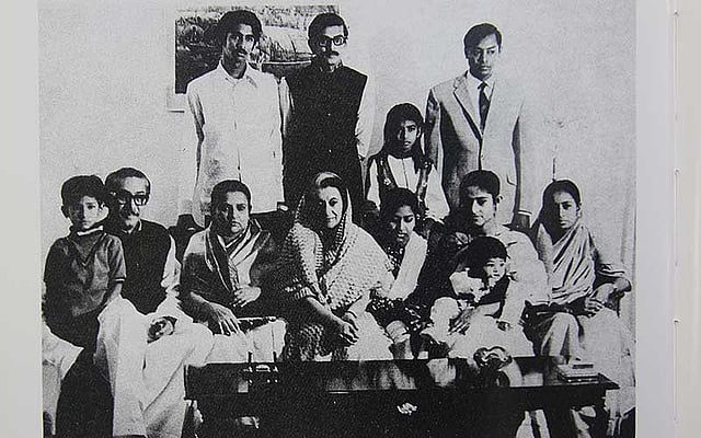 বঙ্গবন্ধুর পরিবারের মাঝে ভারতের প্রধানমন্ত্রী শ্রীমতী ইন্দিরা গান্ধী। ছবি: সংগৃহীত