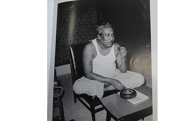 ঘরোয়া পরিবেশে বঙ্গবন্ধু। ছবি: সংগৃহীত