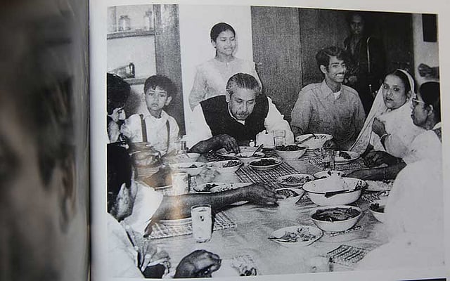 পরিবারের সবার সঙ্গে খাওয়ার টেবিলে বঙ্গবন্ধু। ছবি: সংগৃহীত