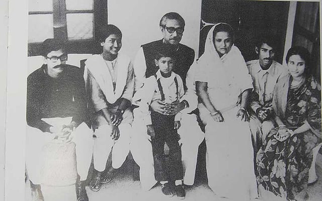 সপরিবারে বঙ্গবন্ধু শেখ মুজিবুর রহমান। বাঁয়ে স্ত্রী বেগম ফজিলাতুন্নেছা, তারপর শেখ জামাল ও শেখ হাসিনা, ডানে শেখ রেহানা, শেখ কামাল এবং কোলে শেখ রাসেল। ছবিটি ১৯৭২ সালে তোলা। ছবি: ‘জাতির জনক’ বই থেকে সংগৃহীত