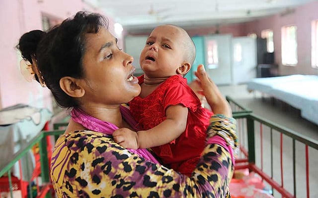 কান্না থামানোর চেষ্টা চলছে। ছবি: জাহিদুল করিম