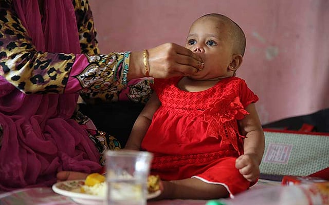 ফাইজাকে ভাত খাওয়ানো হচ্ছে। ছবি: জাহিদুল করিম