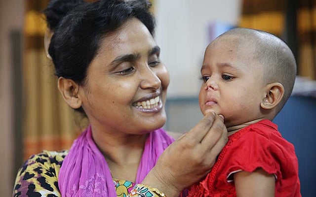 নিবাসে খালাম্মা নাজমা বেগমের কোলে ফাইজা। ছবি: জাহিদুল করিম