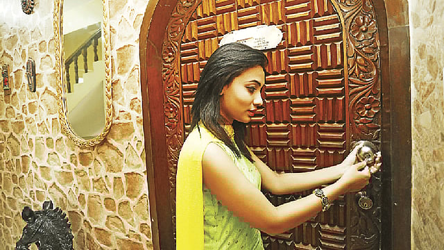 তালা-চাবির মানের ওপর নির্ভর করে আপনার সুরক্ষা। মডেল: মাহারিয়া, ছবি: নকশাতালা-চাবির মানের ওপর নির্ভর করে আপনার সুরক্ষা। মডেল: মাহারিয়া, ছবি: নকশা