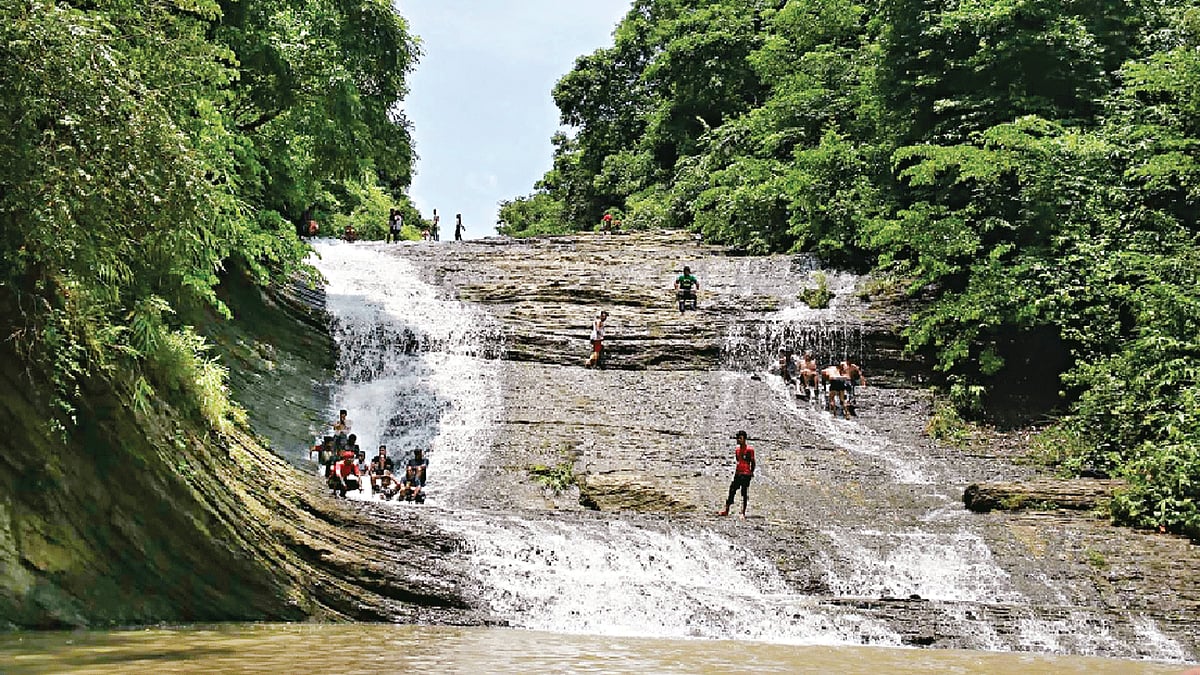 কমলদেহর ঝরনা। ছবি: লেখক