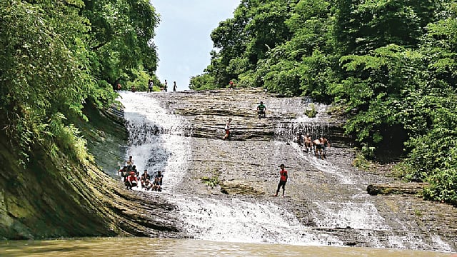 কমলদেহর ঝরনা। ছবি: লেখক