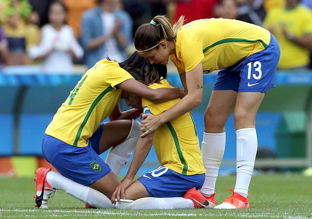 কান্নায় ভেঙে পড়েছেন ব্রাজিলের মেয়েরা। ছবি: রয়টার্স