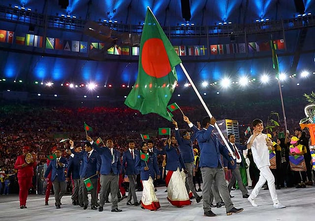 রিও অলিম্পিকের মার্চ পাস্টে বাংলাদেশ দল। পতাকা হাতে সিদ্দিকুর রহমান। ফাইল ছবি।