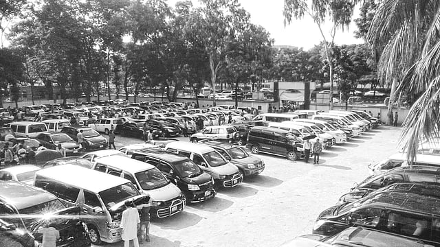 মানিক মিয়া অ্যাভিনিউর রাজধানী উচ্চবিদ্যালয়ের মাঠে প্রতি শুক্রবার পুরোনো ও ব্যবহৃত গাড়ি কেনাবেচা চলে৷ গতকালের ছবি l প্রথম আলো