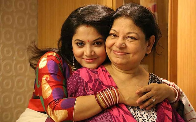 শাশুড়ির সংঙ্গে ঊর্মিলা শ্রাবস্তী কর