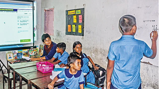 আগারগাঁওয়ের আলোক শিক্ষালয়ে খান একাডেমির পড়াশোনা নিয়ে চলছে পরীক্ষামূলক গবেষণা l ছবি: সংগৃহীত