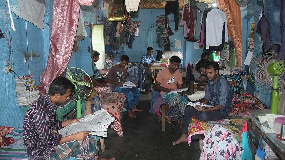 সরকারী আনন্দ মোহন কলেজের শিক্ষার্থীদের জন্য নেই পর্যাপ্ত আবাসন ব্যবস্থা। ফলে একটি কক্ষে গাদাগাদি করে থাকতে হচ্ছে তাদের। ছবিটি কলেজের একটি হল থেকে তোলা। ছবি: জগলুল পাশা