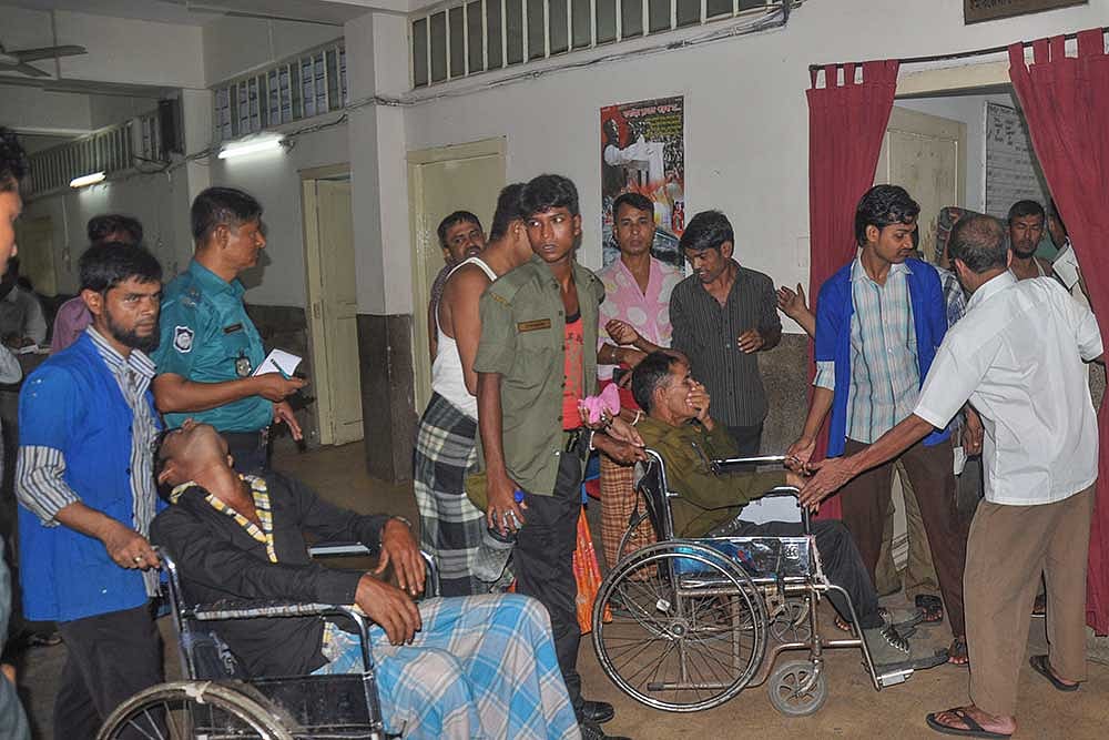 চট্টগ্রামের আনোয়ারায় একটি সার কারখানায় কনটেইনার ছিদ্র হয়ে আশপাশে গ্যাস ছড়িয়ে পড়েছে। এতে  অসুস্থ হয়ে পড়াদের চট্টগ্রাম মেডিকেল কলেজ হাসপাতালে ভর্তি করা হয়েছে। ছবি: প্রথম আলো