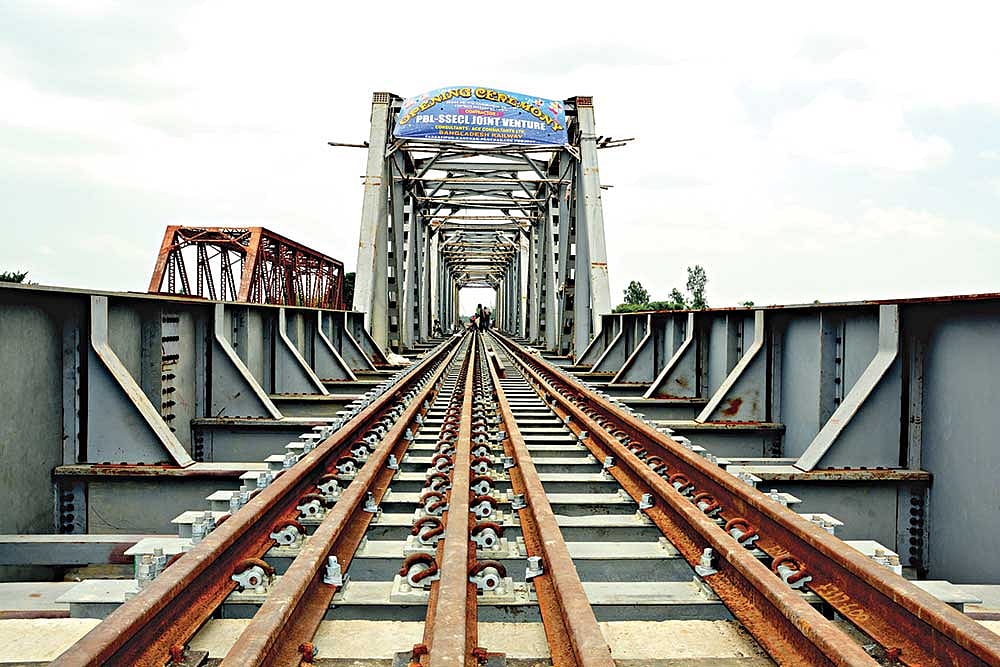 দিনাজপুরের চিরিরবন্দর উপজেলার কারেন্টহাট এলাকায় কাঁকড়া নদীর ওপর নবনির্মিত ১৪৭ মিটার দীর্ঘ রেলসেতু l প্রথম আলো