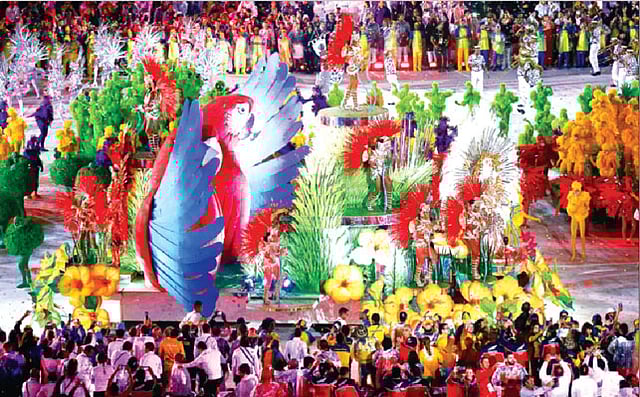 সমাপনী : আমাজনের বিখ্যাত বর্ণিল ম্যাকাও, তার সামনে সাম্বা নাচের মূর্ছনা! পরশু সমাপনী অনুষ্ঠানে রিও ডি জেনিরোর মারাকানা স্টেডিয়াম হয়ে উঠেছিল একখণ্ড ব্রাজিল। প্রায় সাড়ে তিন ঘণ্টায় রিওর বিখ্যাত সব স্থাপনা ক্রাইস্ট দ্য রিডিমার, সুগারলোফ, লাপার আর্চ—সবই দেখানো হলো বিশ্বকে। হলো ব্রাজিলের বিখ্যাত কার্নিভ্যালও l রয়টার্স